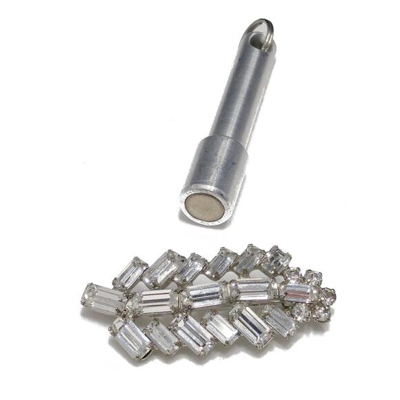 Vintage Clear Rhinestones Leaf Brooch, Rhodium Plated, 1960s Jewelry, 2 1/4" - Picture 10 of 10